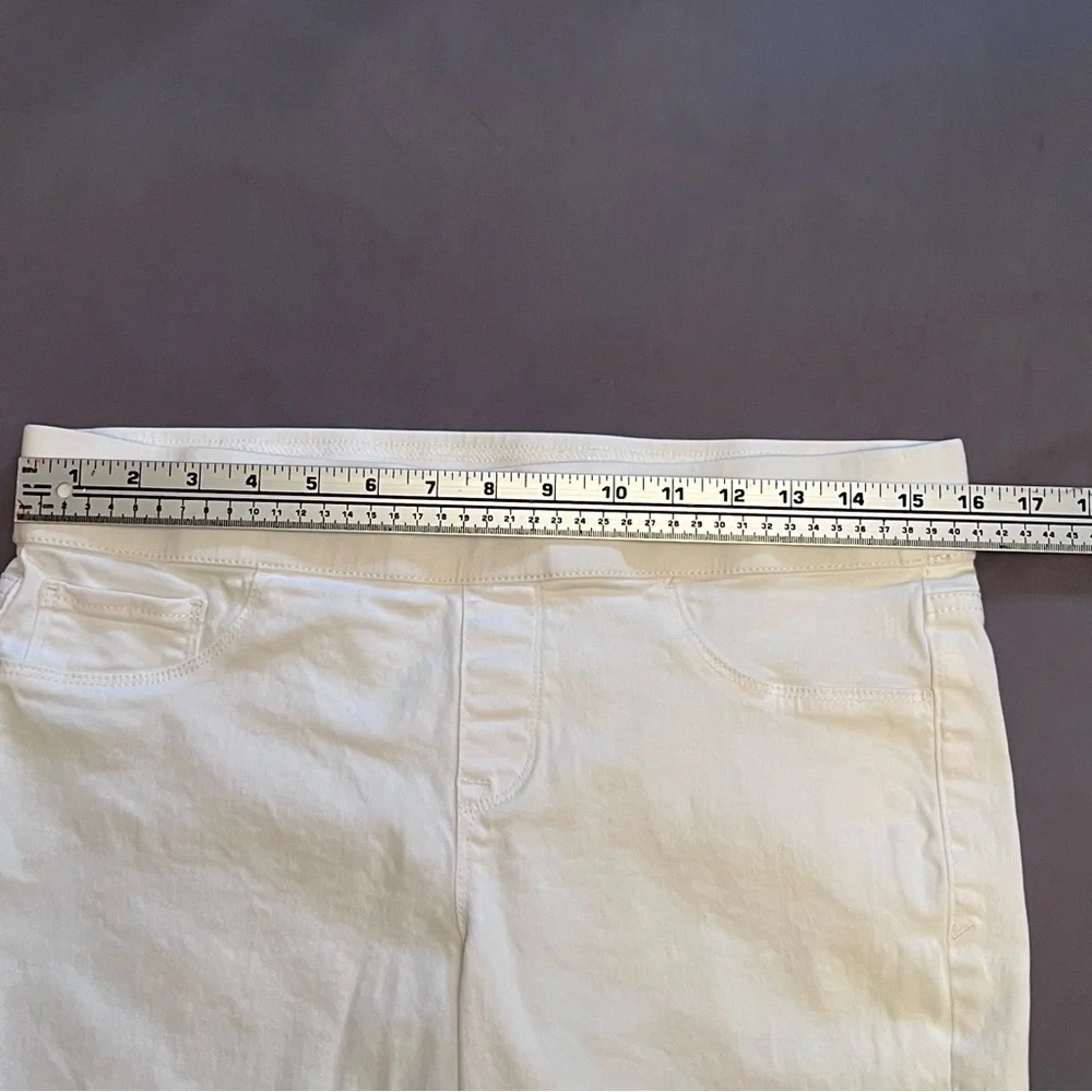 Bandolino Women’s White Pull-On Skimmer Pants - Picture 9 of 11